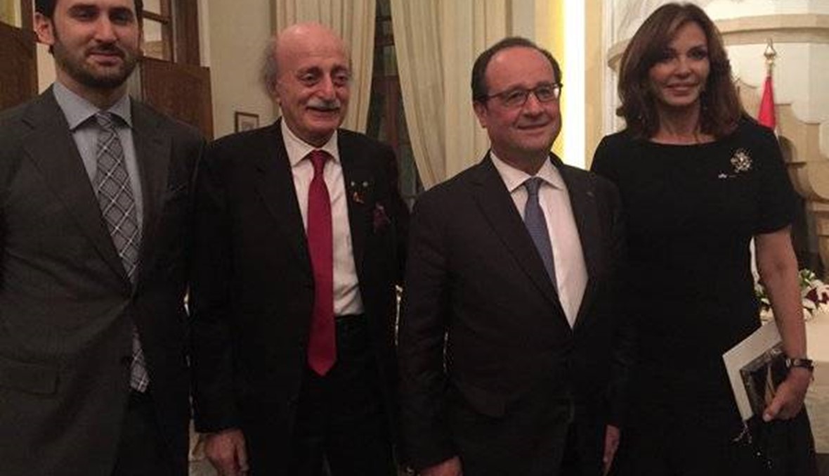 لقاء جمع الرئيس الفرنسي بجنبلاط وزوجته وتيمور
