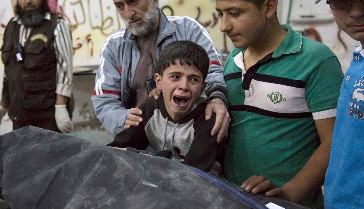 بالفيديو - "يا ريت أنا ولا انت"... لحظات مؤثرة لطفل سوري أمام جثة أخيه