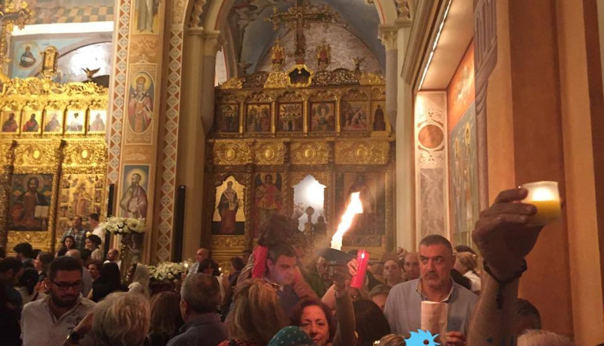 بالصور والفيديو - وصول شعلة النور المقدس من قبر المسيح إلى بيروت