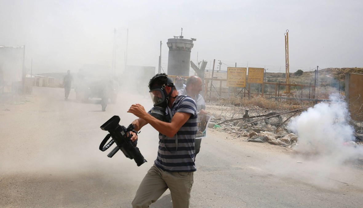 للمطالبة بوقف الانتهاكات ضدّهم... صحافيون فلسطينيون يعتصمون ضدّ إسرائيل