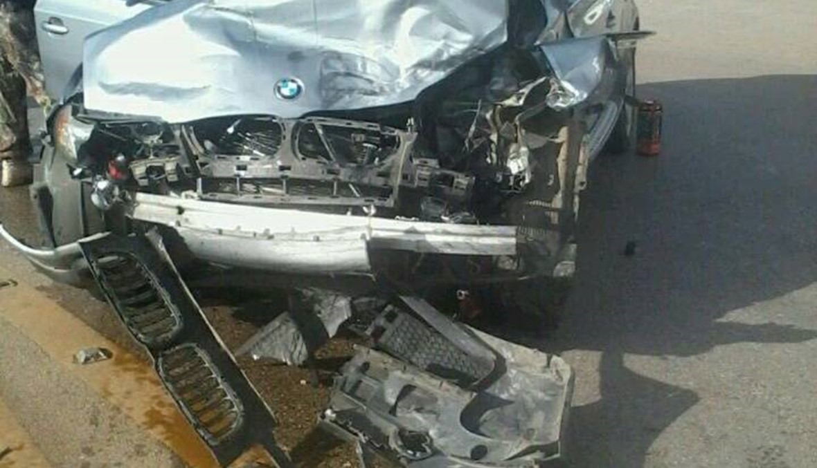 حادث سير في بصرما- الكورة... والدفاع المدني يقطع جانب السيارة لانتشال جريحة