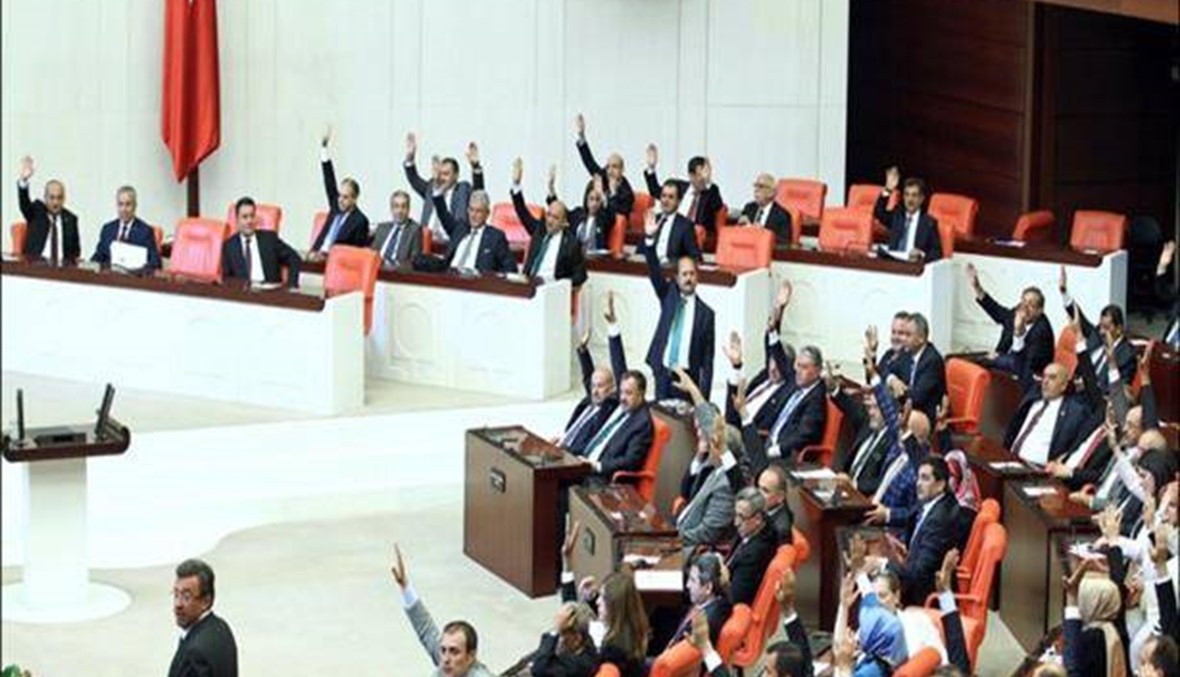 البرلمان التركي يقرّ رفع الحصانة عن النواب... والحزب الموالي للأكراد مهدّد