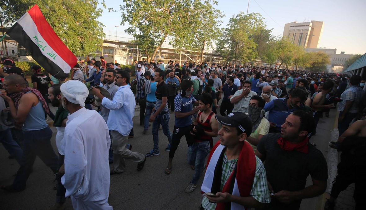 حظر تجول في بغداد... وغاضبون اقتحموا مكتب العبادي وسط هتافات "سلمية، سلمية"