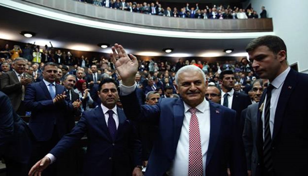 يلديريم أعلن تشكيلة حكومية احتفظ فيها جاويش أوغلو بالخارجية  \r\nالطريق إلى النظام الرئاسي في تركيا بات مفتوحاً أمام اردوغان