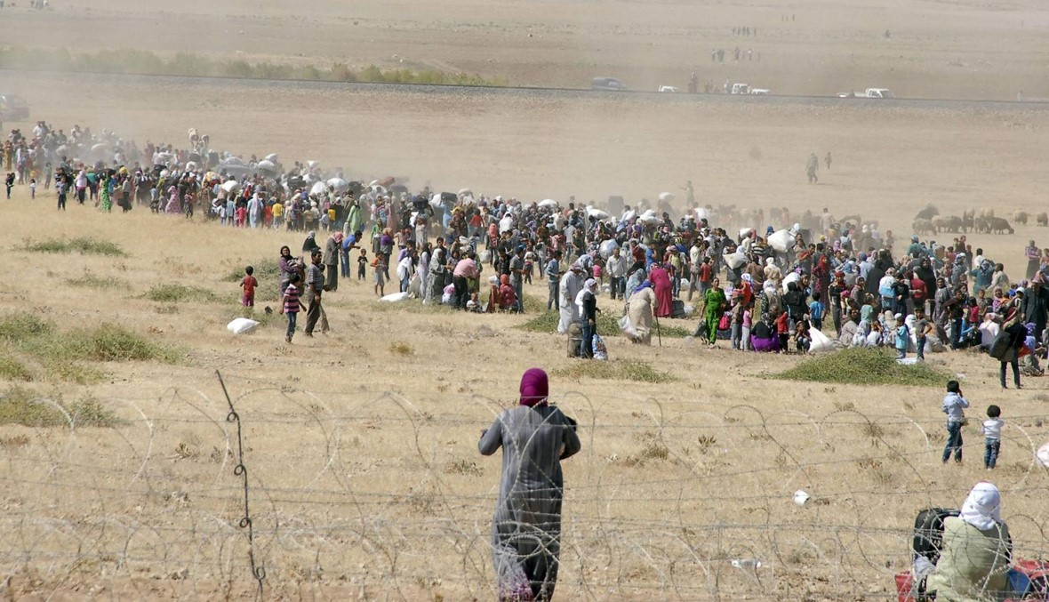 مئة الف سوري عالقون قرب حدود تركيا اثر تقدم لجهاديين في ريف حلب الشمالي