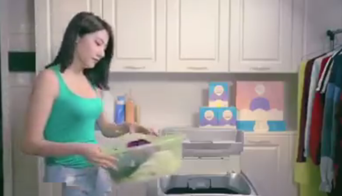 بالفيديو: إعلان صيني عنصري يثير جدلاً... رجل أسود يوضع في غسالة ويخرج أبيض!