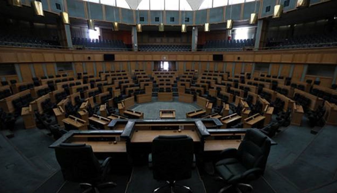 العاهل الأردني حلّ البرلمان وكلّف الملقي تأليف حكومة