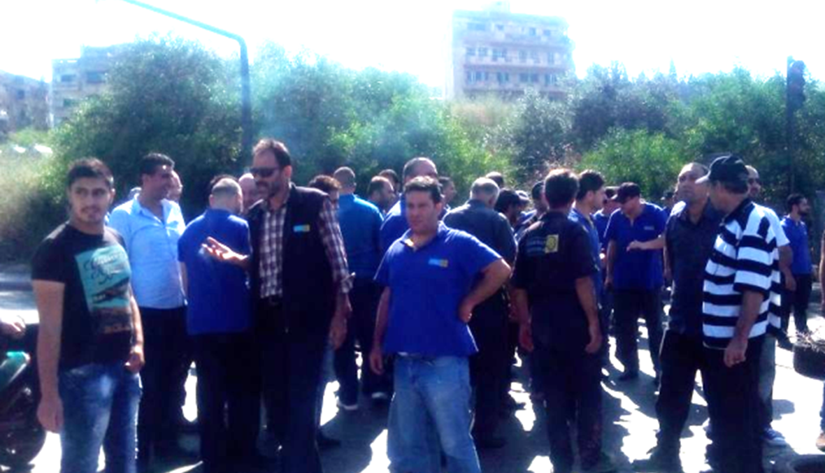 عمال شركة "الخرافي" قطعوا الطريق عند مجمع "اللبنانية" في الحدت