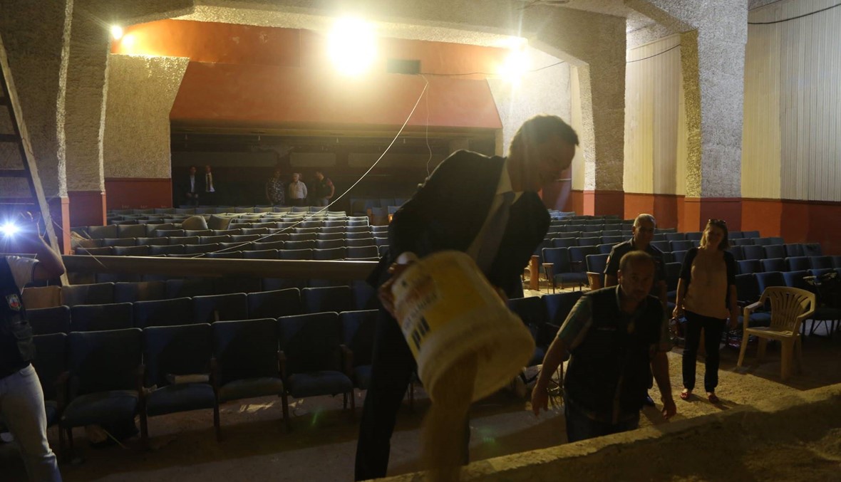 بالصور: السفير الفرنسي متطوعاً مع شباب مسرح اسطنبولي في النبطية