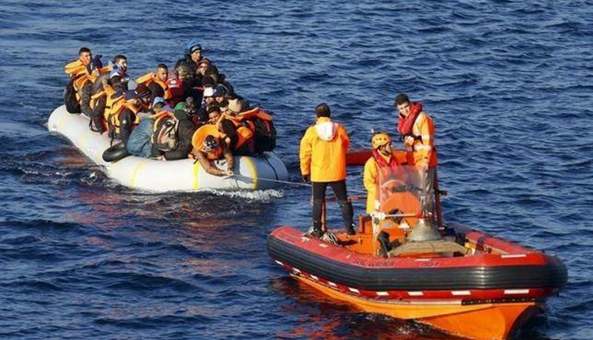 الموج يجرف جثث 25 مهاجراً إلى الساحل الليبي