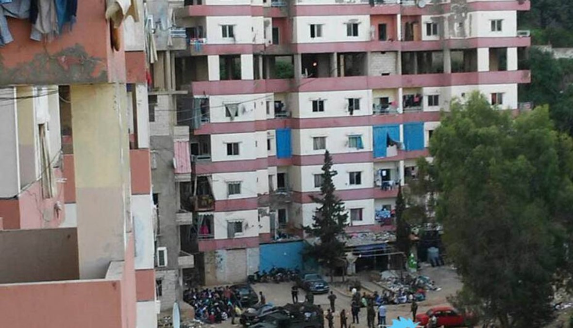 عملية تفتيش لمبنى يقطنه سوريون في دوحة عرمون