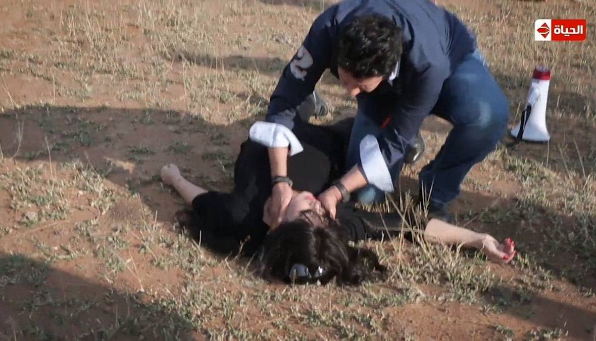 فيفي عبده تفقد وعيها وتنهال بالضرب على هاني رمزي (بالفيديو)