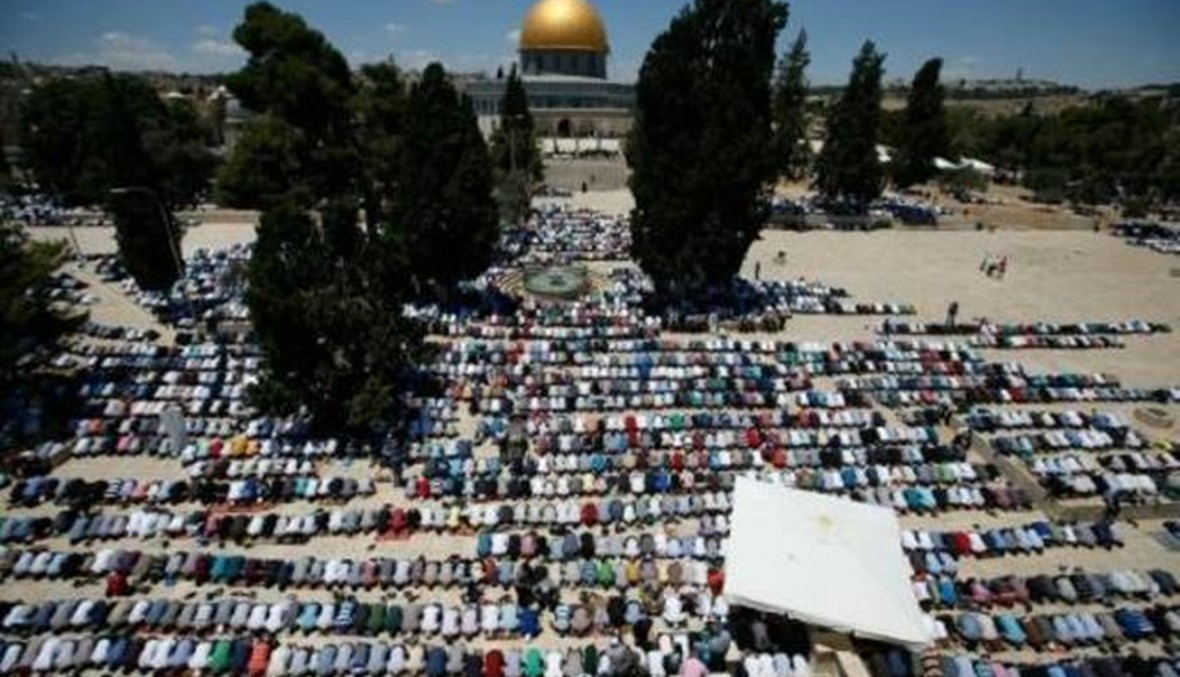 عشرات آلاف الفلسطينيين يتوجهون الى المسجد الاقصى رغم القيود