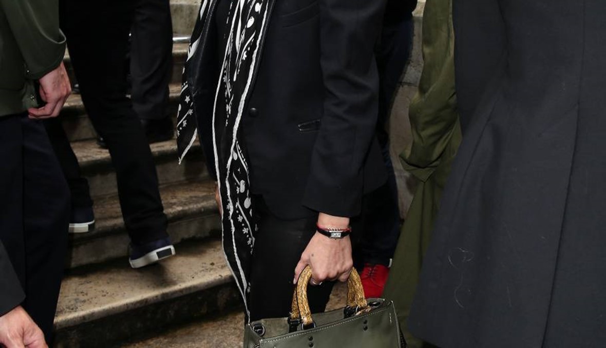 Kate Moss تحمل حقيبة Coach خلال أسبوع الموضة للرجال