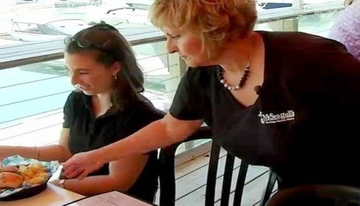 زوجة حاكم ولاية أميركية تعمل نادلة في مطعم لتوفير دخل إضافي
