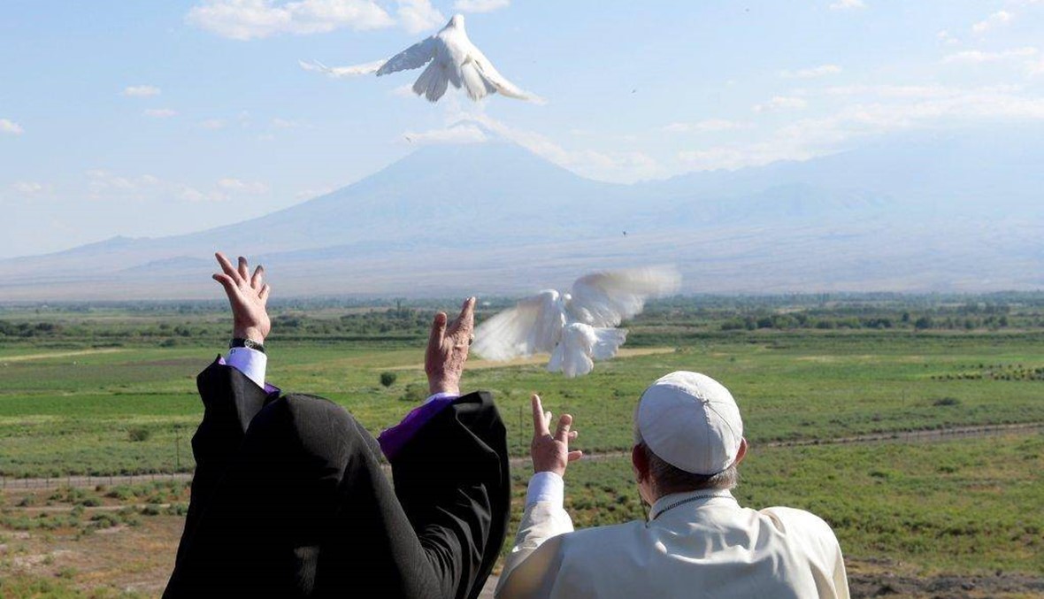 البابا فرنسيس يغادر ارمينيا باطلاق حمامتين في اتجاه جبل ارارات التركي