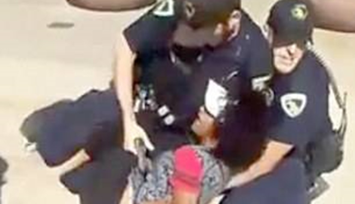 فيديو لشرطيين يضربان فتاة في مركز تجاري
