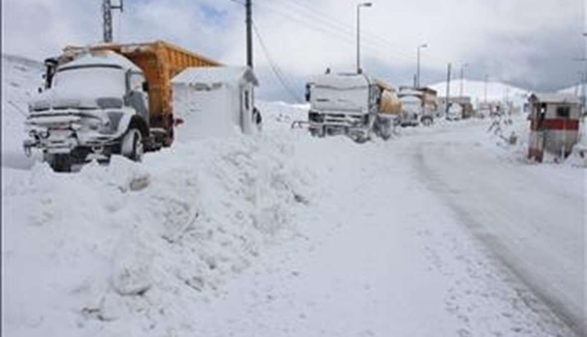 الثلوج تقفل الطرق الجبلية وتصل غدا الى علو 800 متر