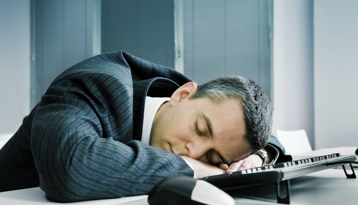 تخلد إلى النوم أثناء دوامك الوظيفي؟ إليك 9 حلول تحدّ من ذلك