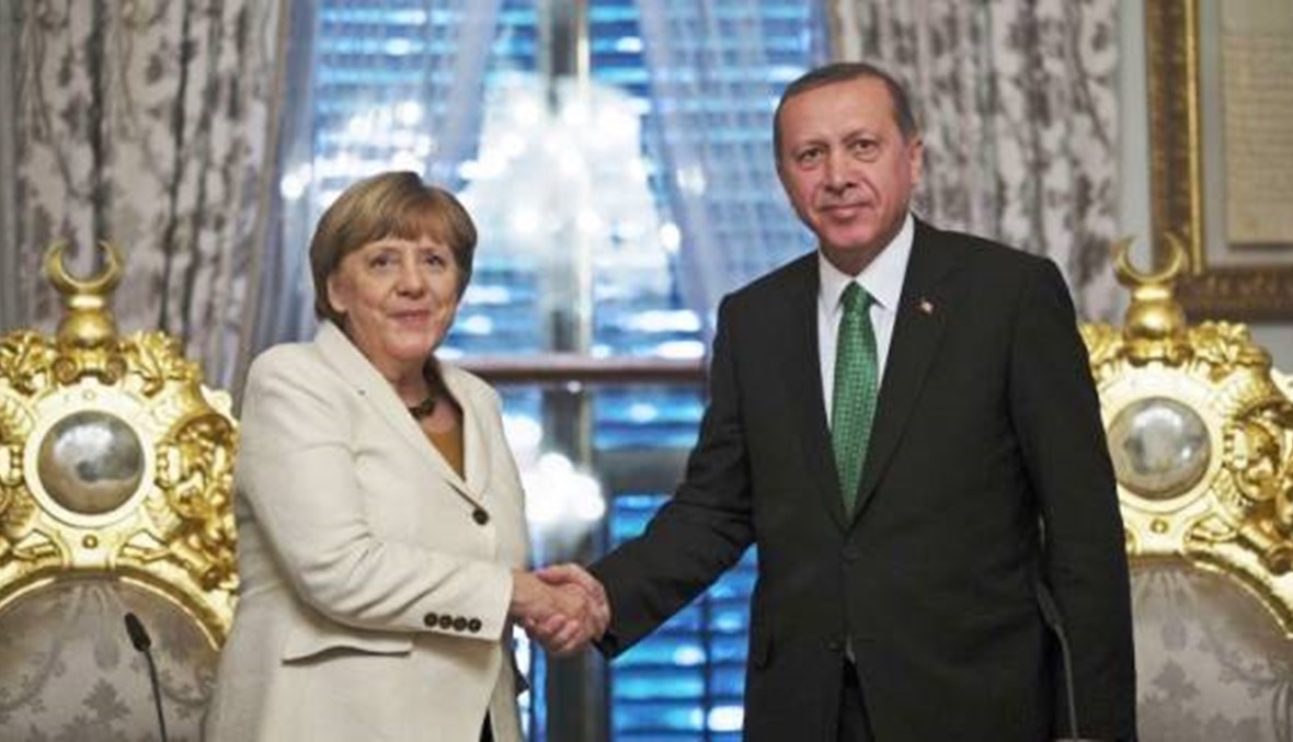 ميركل تدعو اردوغان الى التعامل مع الانقلابيين بموجب احكام القانون
