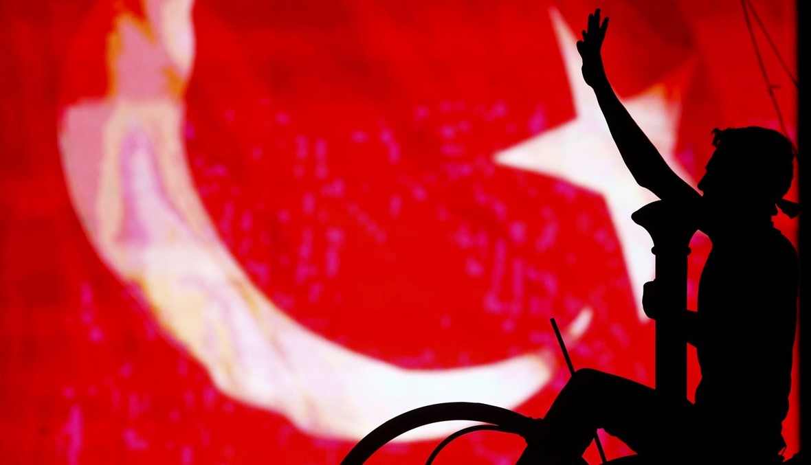 اردوغان يعتبر فشل الانقلاب "هدية من السماء"\r\nوقادة العالم يدعون الى احترام المؤسسات الديموقراطية