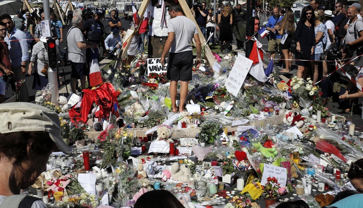 فرنسا الجريحة تقف دقيقة صمت اليوم تكريماً لأرواح الضحايا
