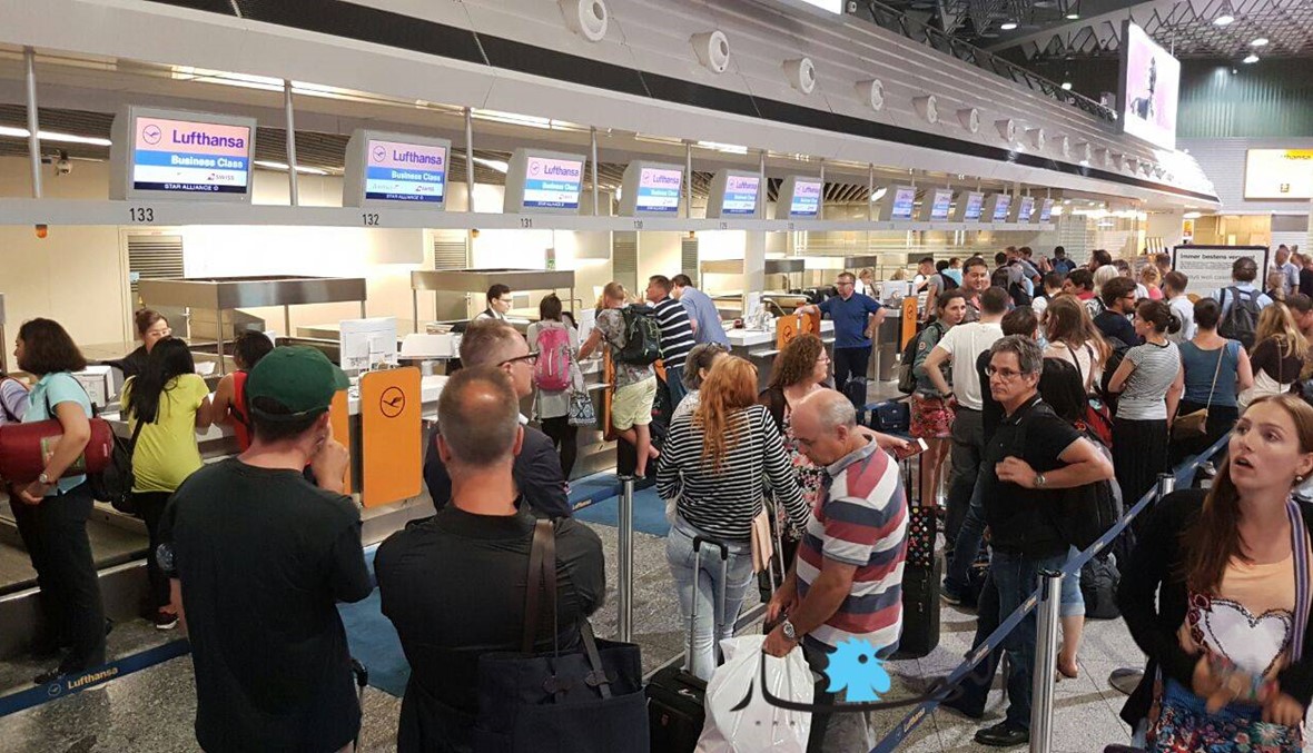 بالصور: لبنانيون علقوا 18 ساعة في مطار فرانكفورت وافترشوا الأرض بانتظار الفرج