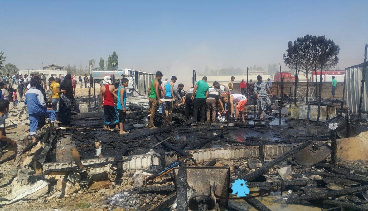 بالصور: حريق هائل بمخيم للاجئين في تعنايل