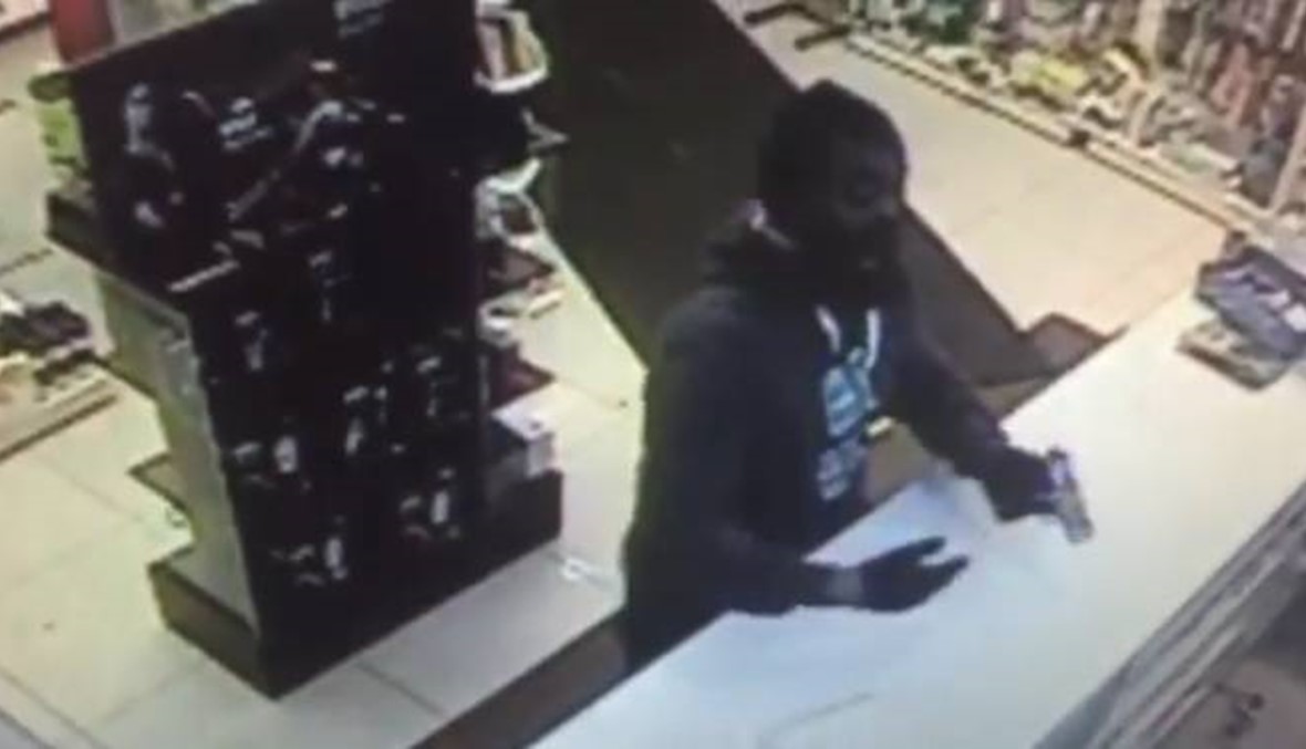 بالفيديو - سطو مسلح على صيدلية في دوحة عرمون
