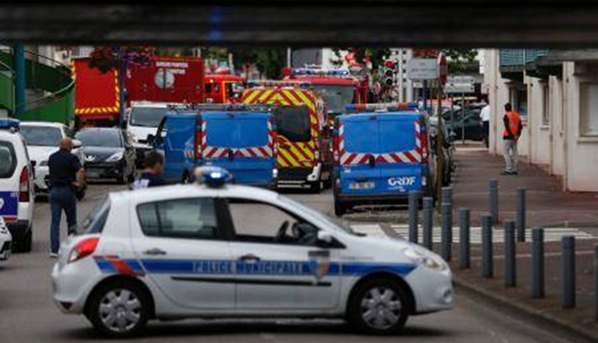 "داعش" يذبح كاهناً ويحتجز رهائن في كنيسة فرنسية