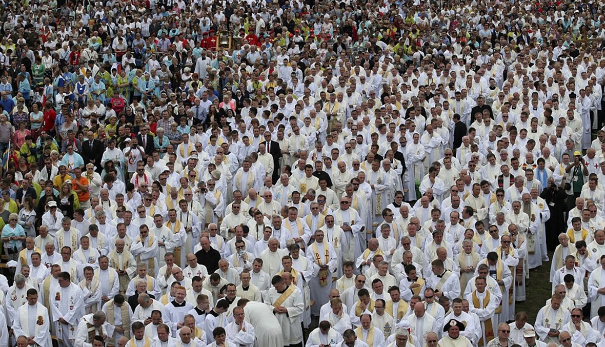 البابا فرنسيس يتعثر ويقع أرضاً خلال القداس (صور)