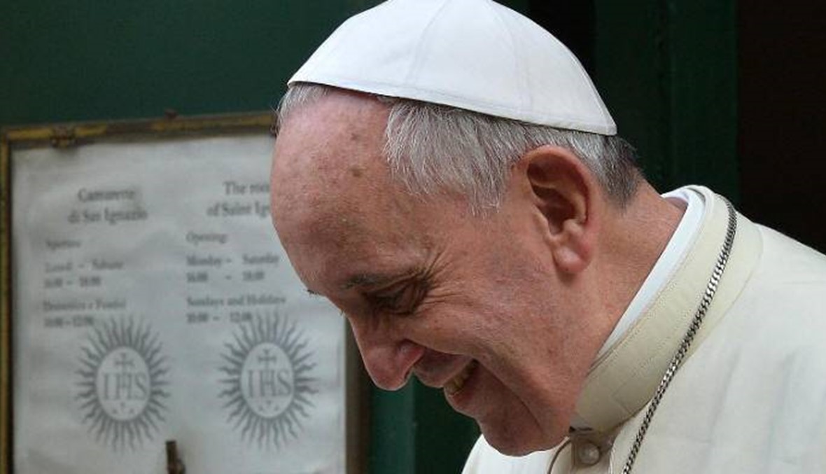 البابا جالساً على دكة قرب بوابة أوشفيتز: يا ربّ اغفر "كلّ هذه القسوة"