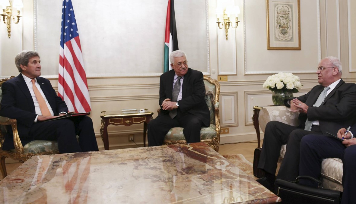 عباس يلتقي كيري وآيرولت ويطالب باحياء المفاوضات ضمن جدول زمني