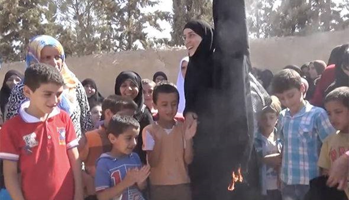 بالفيديو: سوريات يحرقن براقعهن في منبج بعد خروج "داعش"