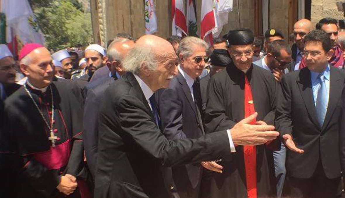 أجراس الكنيسة في المختارة تدق مجدداً... الراعي يدعو لمصالحة سياسية وجنبلاط: أثمان السلم أرخص