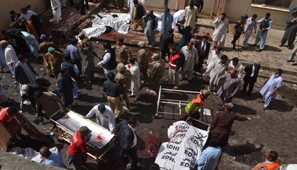 70 قتيلاً في اعتداء استهدف حشداً أمام مستشفى بباكستان   \r\nفصيل "الأحرار" في "طالبان" يتبني الهجوم وشريف يندّد به