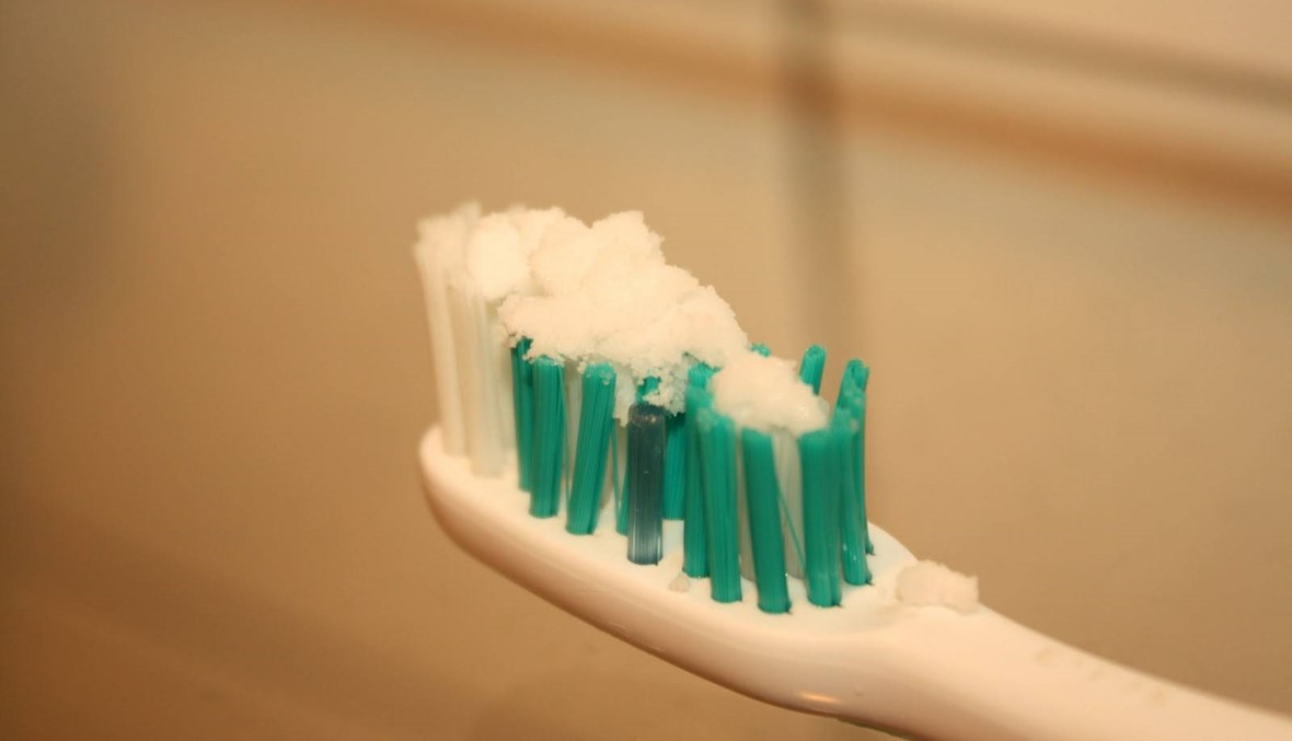 هل من الصحي تنظيف الأسنان بالحامض والكربونات؟