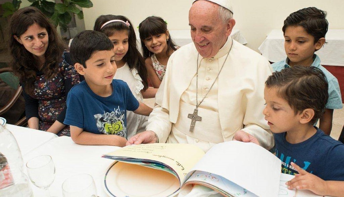 في مقر البابا... فرنسيس يضحك، ولاجئون يأكلون معه، وهدايا!
