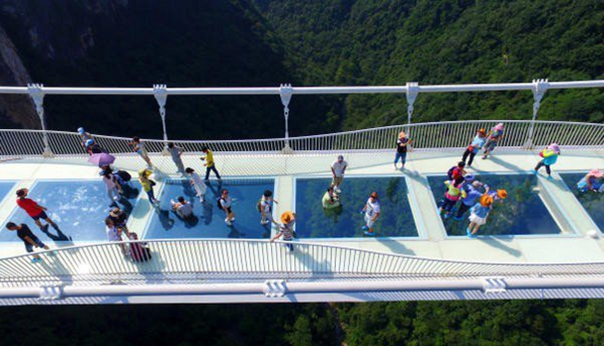 بالصور: أطول جسر زجاجي للمشاة في العالم... من على ارتفاع 300 متر المناظر خلّابة!