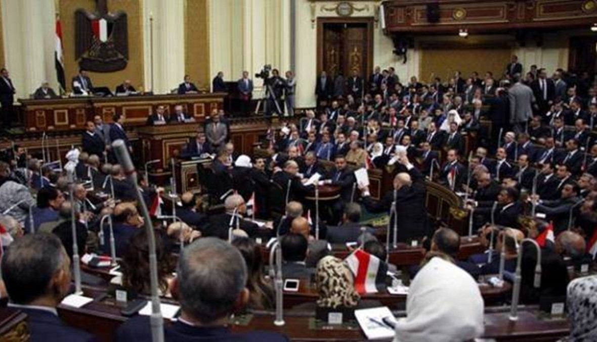 مصر: رئيس البرلمان أحال 20 نائبا على "لجنة القيم" لانسحابهم اعتراضا على التصويت برفع الايدي