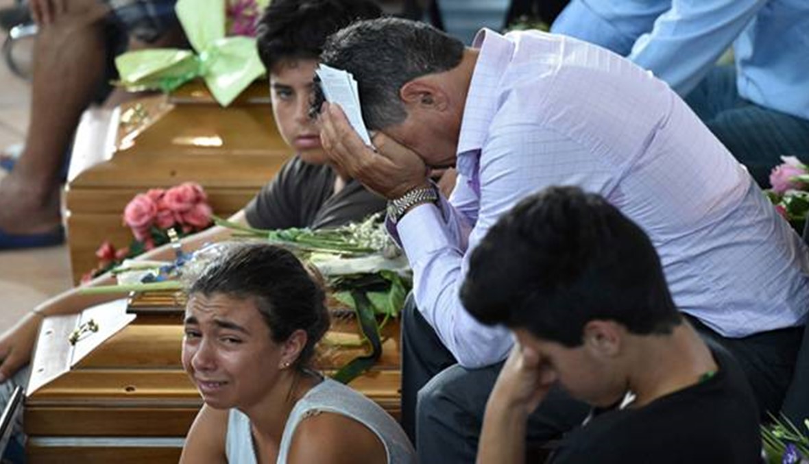 إيطاليا تبكي ضحايا الزلزال في جنازة رسمية حضرها ماتاريلا ورينتزي