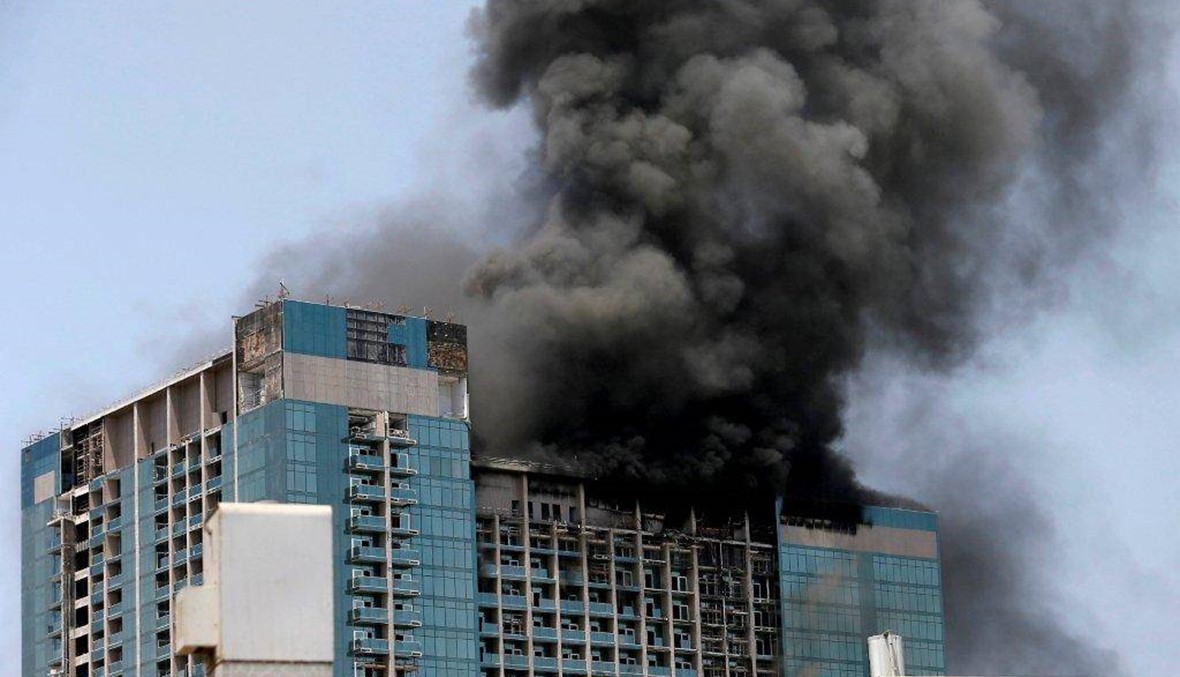 دخان اسود يتصاعد وسط ابو ظبي... البرج يحترق