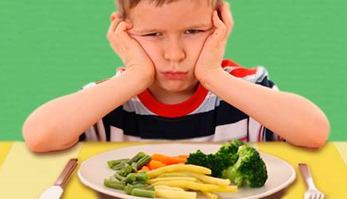 كيف تتعامل مع رفض ابنك المستمرّ لتناول الطعام؟