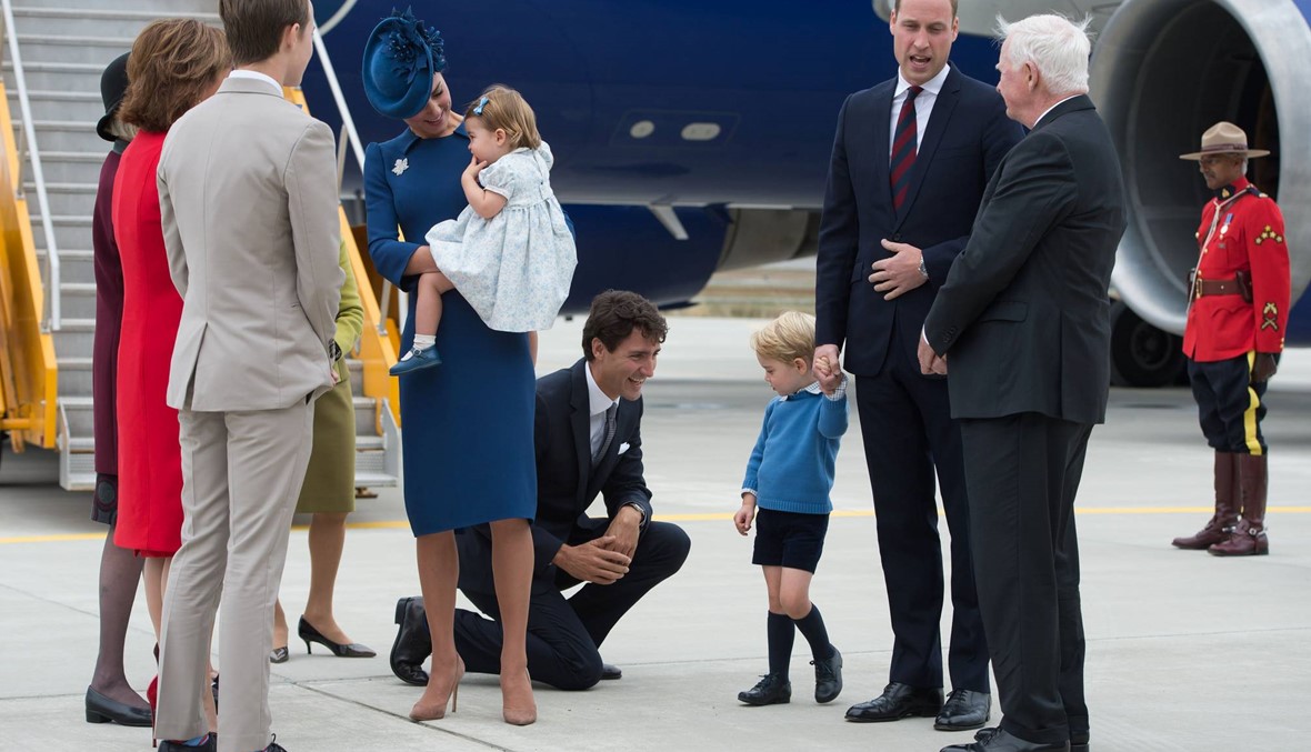 بالفيديو والصور - رئيس وزراء كندا في موقف محرج... الأمير جورج يرفض مصافحته!