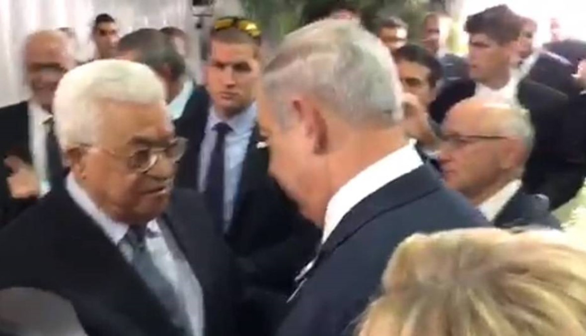 بالفيديو - مصافحة بين نتانياهو ومحمود عباس في جنازة بيريز
