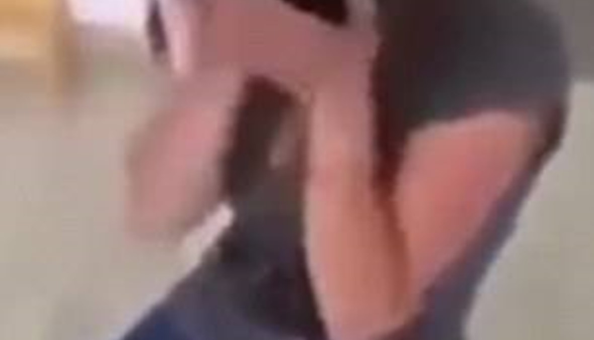 بالفيديو - أم تحلق رأس ابنتها عقاباً لها...والسبب؟