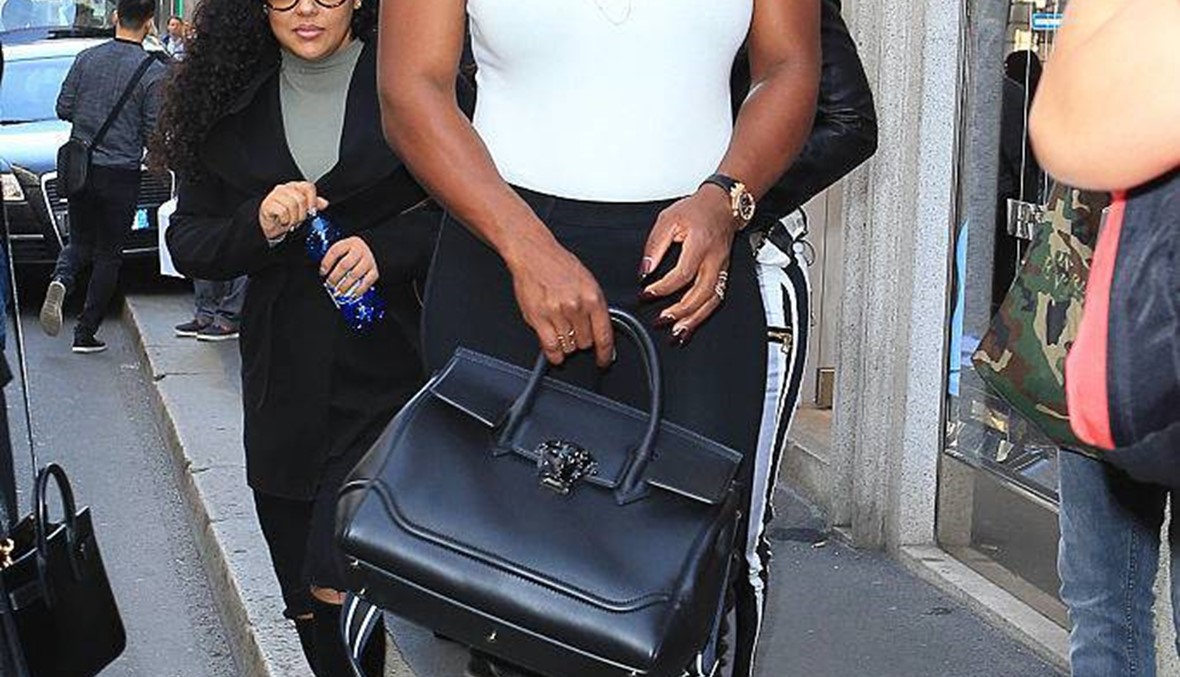 Serena Williams تحمل حقيبة وتضع نظارات Versace
