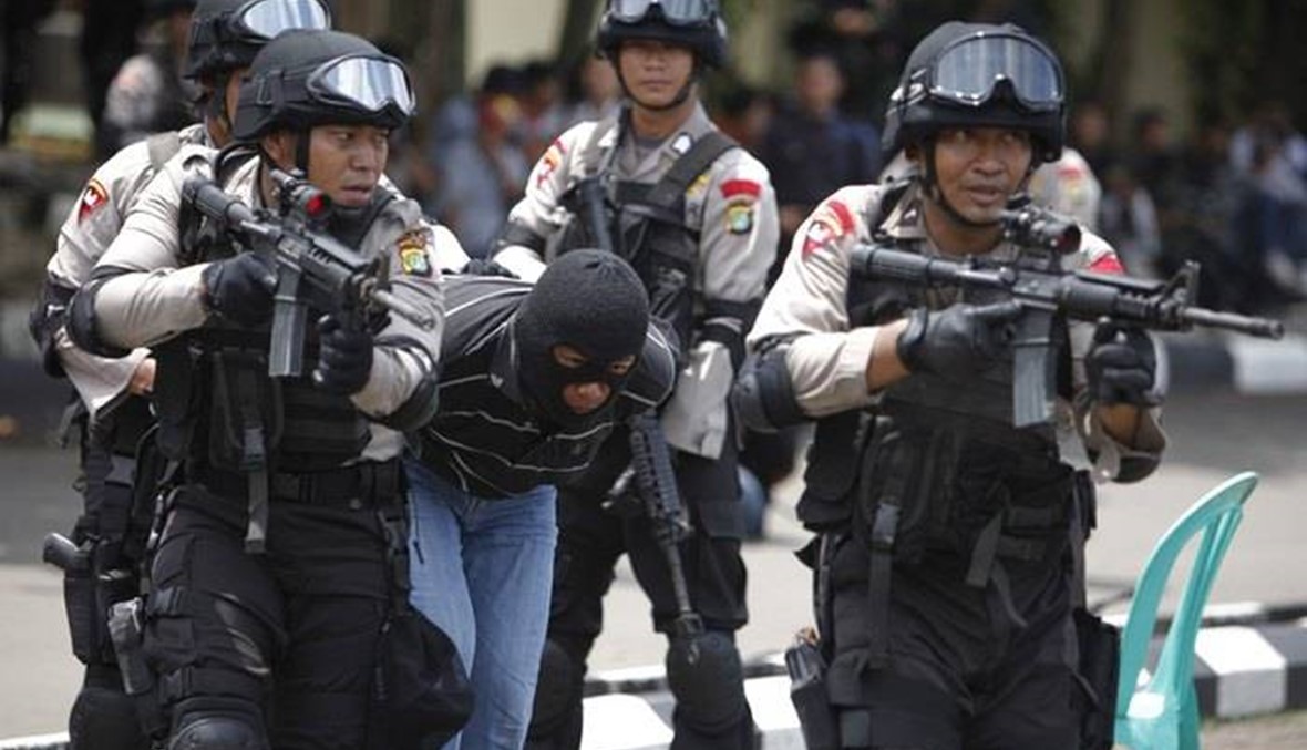 رَفَع علم "الدولة الإسلامية" وهاجم الشرطة في اندونيسيا