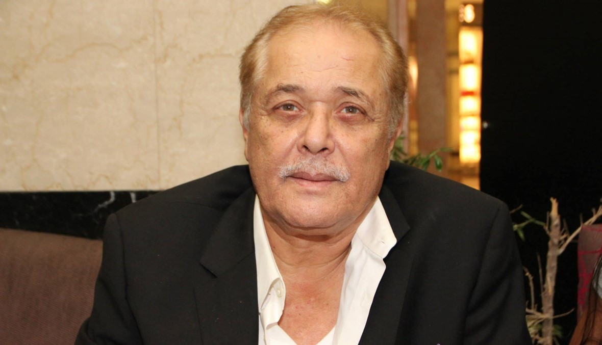 وزير الثقافة يكرّم محمود عبد العزيز في المستشفى