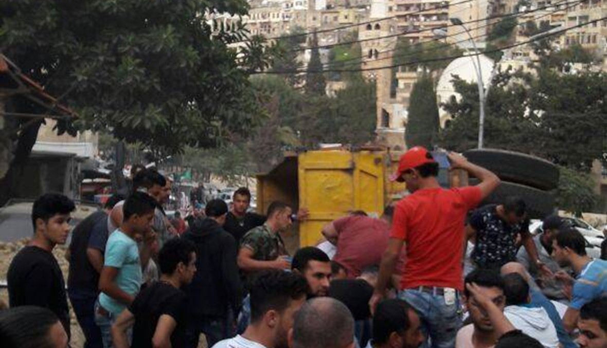 بالفيديو والصور - حادث سير مروع في طرابلس... سائق الشاحنة يفقد السيطرة!